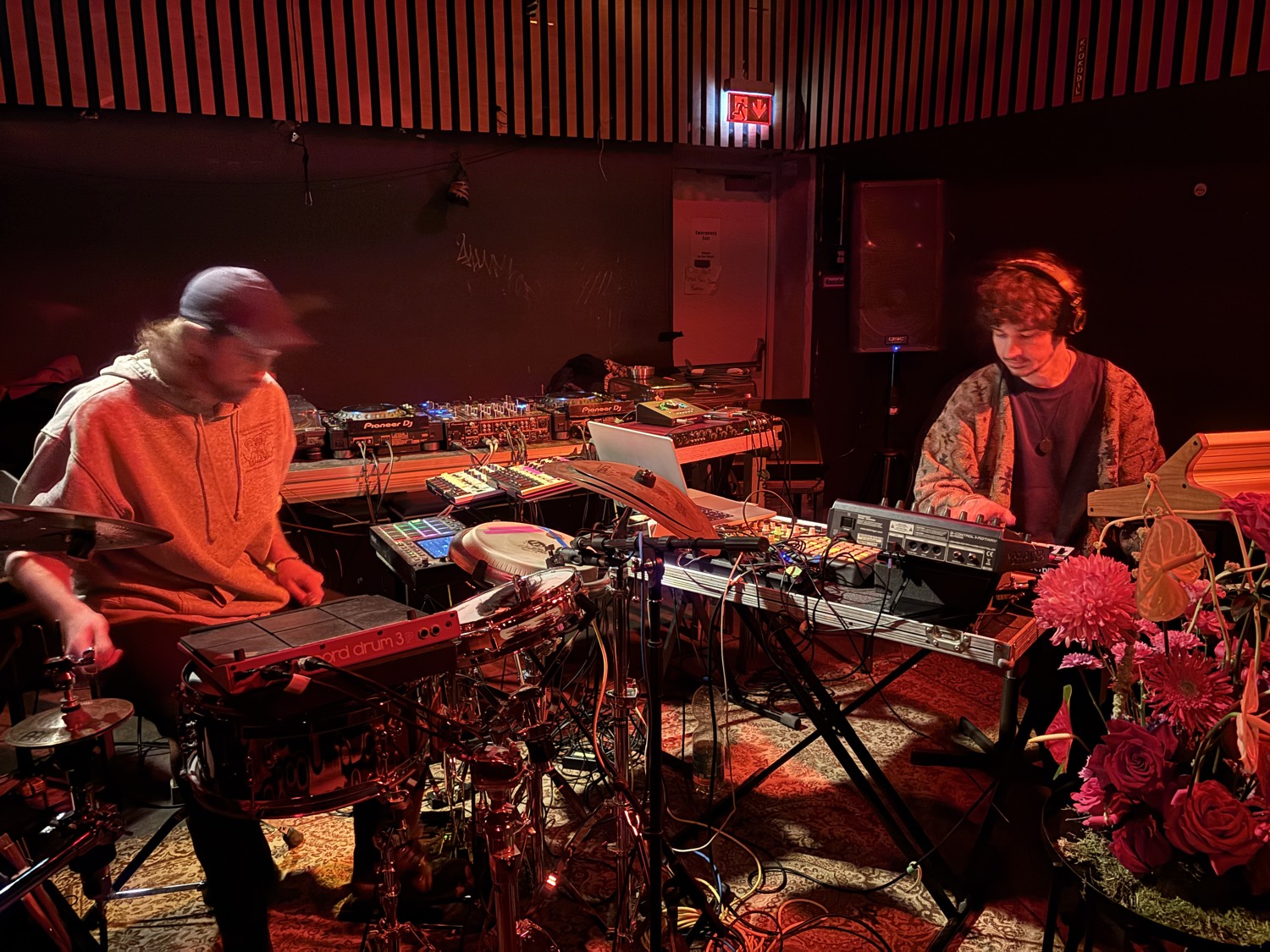 Skew Krew playing live, Paul Keilhau at the keys